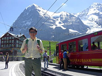 アイガー北壁を望むクライネ・シャイデック(右)