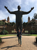 南アフリカの首都プレトリアのネルソン・マンデラ像とともに